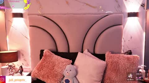 jullianapriv_ online show from April 7, 2026, 2:28 pm