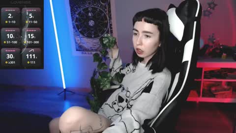 Snapshot of julscinamon chatting on January 18, 2025, 7:48 pm Baroness Von Cringe online show from January 18, 2025, 7:48 pm