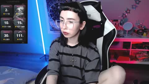 Snapshot of julscinamon chatting on January 24, 2025, 7:49 pm Baroness Von Cringe online show from January 24, 2025, 7:49 pm