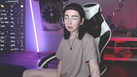 Snapshot of julscinamon chatting on January 31, 2025, 5:21 pm Baroness Von Cringe online show from January 31, 2025, 5:21 pm