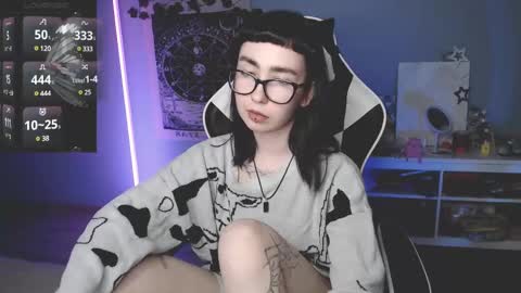 Snapshot of julscinamon chatting on March 6, 2025, 5:54 pm Baroness Von Cringe online show from March 6, 2025, 5:54 pm