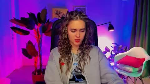 junewoods online show from November 22, 2025, 10:25 am