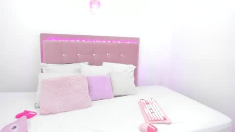 Snapshot of just_isa chatting on March 6, 2025, 12:54 am Isa y Luci online show from March 6, 2025, 12:54 am