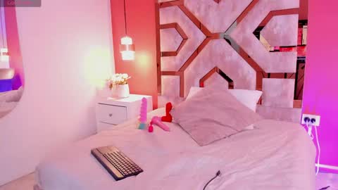 Mia online show from April 16, 2026, 12:55 am