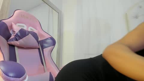 Snapshot of kamila_arias chatting on December 6, 2024, 12:05 pm online show from December 6, 2024, 12:05 pm