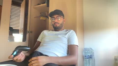 karim03larbi online show from January 12, 2025, 12:33 pm