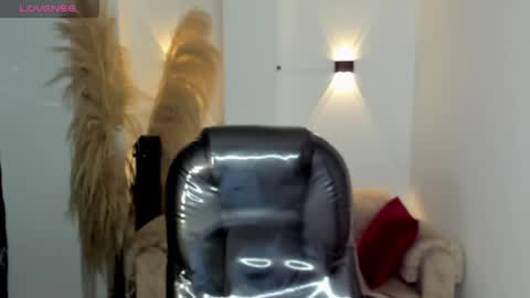 KARLYE online show from April 9, 2026, 2:11 am