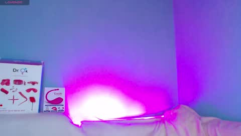 Snapshot of karolina_hottie_ chatting on December 8, 2024, 6:22 am Kira online show from December 8, 2024, 6:22 am