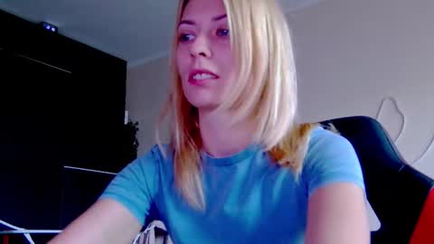 Snapshot of karoline121 chatting on October 6, 2025, 9:18 am karoline121 online show from October 6, 2025, 9:18 am