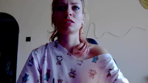 Snapshot of karoline121 chatting on November 2, 2025, 9:00 am karoline121 online show from November 2, 2025, 9:00 am