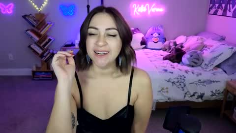 Snapshot of katieverona chatting on February 25, 2025, 11:55 pm Katie Verona online show from February 25, 2025, 11:55 pm