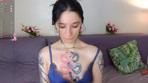 katrina_h0w online show from April 15, 2026, 3:35 am