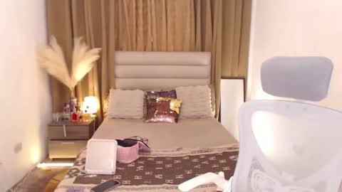 kendalveronika online show from November 12, 2025, 8:37 am