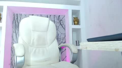 K E N D R A  online show from February 6, 2025, 11:43 am