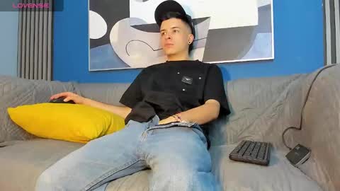 Snapshot of kevinn_blue chatting on September 19, 2025, 7:47 pm Sexy Hot Kevin online show from September 19, 2025, 7:47 pm