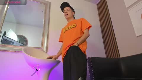 Snapshot of kevinn_blue chatting on October 21, 2025, 9:04 pm Sexy Hot Kevin online show from October 21, 2025, 9:04 pm