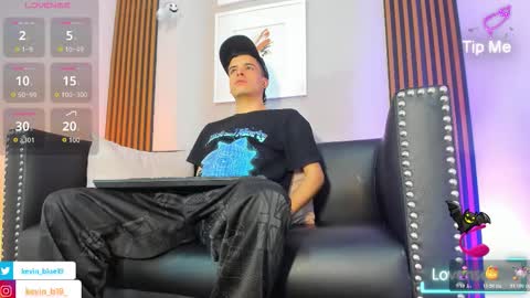 Snapshot of kevinn_blue chatting on November 6, 2025, 11:48 pm Sexy Hot Kevin online show from November 6, 2025, 11:48 pm