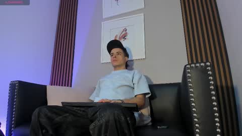 Snapshot of kevinn_blue chatting on November 11, 2025, 12:16 pm Sexy Hot Kevin online show from November 11, 2025, 12:16 pm