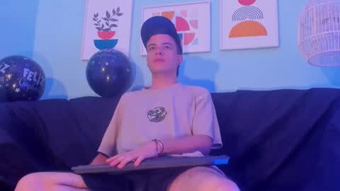 Snapshot of kevinn_blue chatting on November 12, 2025, 1:33 pm Sexy Hot Kevin online show from November 12, 2025, 1:33 pm