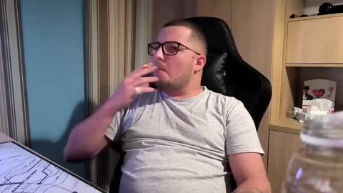 Snapshot of kevinnlovely chatting on October 17, 2025, 8:33 pm Kevinn online show from October 17, 2025, 8:33 pm