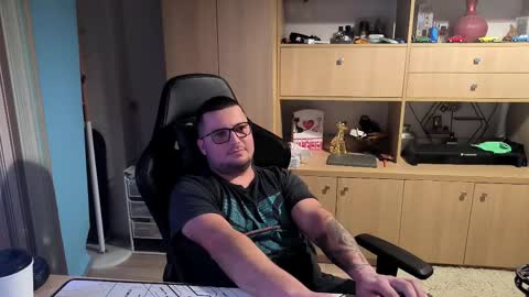 Snapshot of kevinnlovely chatting on October 18, 2025, 7:03 pm Kevinn online show from October 18, 2025, 7:03 pm