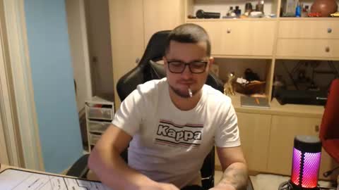 Snapshot of kevinnlovely chatting on October 20, 2025, 5:02 pm Kevinn online show from October 20, 2025, 5:02 pm