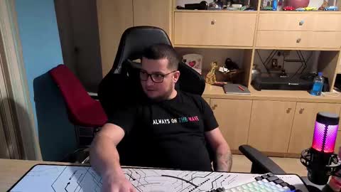 Snapshot of kevinnlovely chatting on October 25, 2025, 7:08 pm Kevinn online show from October 25, 2025, 7:08 pm