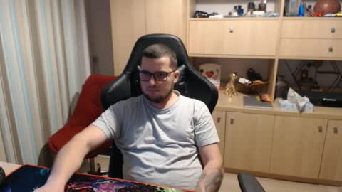 Snapshot of kevinnlovely chatting on October 29, 2025, 7:37 pm Kevinn online show from October 29, 2025, 7:37 pm