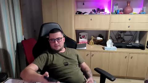 Snapshot of kevinnlovely chatting on November 5, 2025, 10:32 pm Kevinn online show from November 5, 2025, 10:32 pm