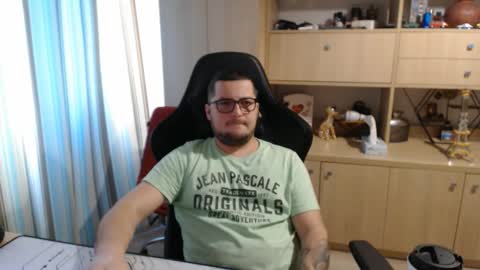 Snapshot of kevinnlovely chatting on November 14, 2025, 8:24 am Kevinn online show from November 14, 2025, 8:24 am