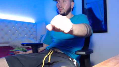 Snapshot of kevinsantiag0 chatting on December 1, 2025, 1:43 am kevinsantiag0 online show from December 1, 2025, 1:43 am