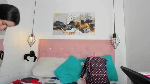 Snapshot of kiara__white chatting on October 19, 2025, 12:50 pm Kiara online show from October 19, 2025, 12:50 pm