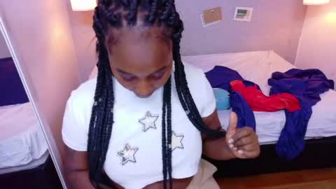 Snapshot of kiara_evanss chatting on August 4, 2026, 8:33 pm Kiara online show from August 4, 2026, 8:33 pm