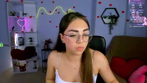 kiki_swan online show from June 10, 2026, 7:57 pm