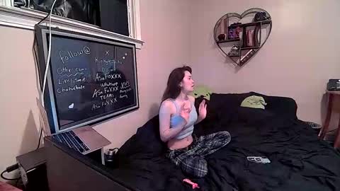 kinkykumiho online show from April 6, 2026, 9:05 pm