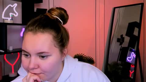 kira fox x online show from November 13, 2025, 12:15 pm