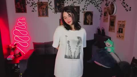 Snapshot of kira_kick chatting on October 27, 2025, 5:17 pm Kira VanKick online show from October 27, 2025, 5:17 pm