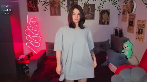 Snapshot of kira_kick chatting on November 7, 2025, 7:03 pm Kira VanKick online show from November 7, 2025, 7:03 pm