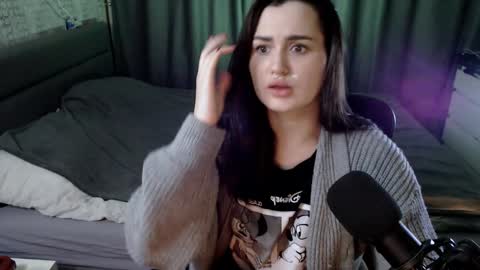 Snapshot of kira_yammy chatting on January 1, 2025, 12:53 am Kira follow me online show from January 1, 2025, 12:53 am