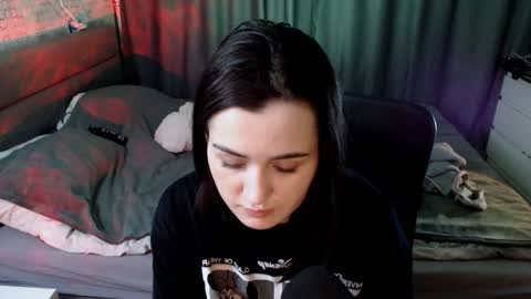 Snapshot of kira_yammy chatting on January 1, 2025, 3:56 am Kira follow me online show from January 1, 2025, 3:56 am