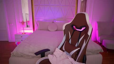 Kira online show from February 8, 2026, 10:24 pm