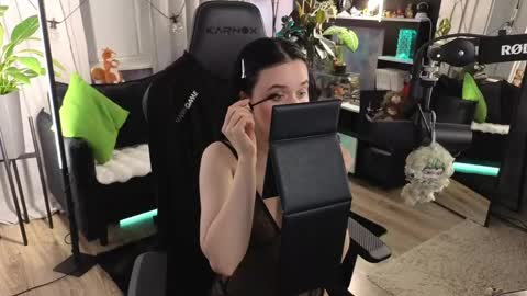 Kira    online show from April 12, 2026, 7:08 pm