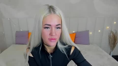 Snapshot of kiramagnolia chatting on March 3, 2025, 2:36 am Kira online show from March 3, 2025, 2:36 am