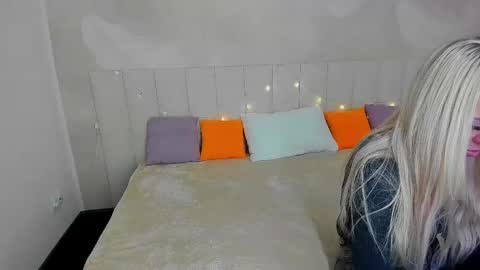 Snapshot of kiramagnolia chatting on March 6, 2025, 2:30 am Kira online show from March 6, 2025, 2:30 am