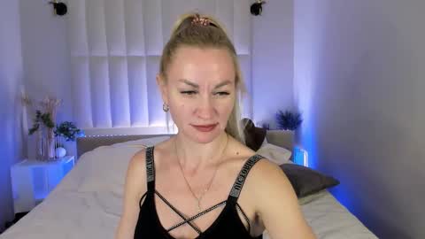 KiraSun online show from December 13, 2025, 7:53 pm