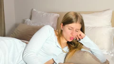 Kira online show from April 18, 2026, 7:58 pm