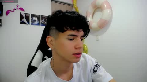 Snapshot of kiss_whitee chatting on September 22, 2025, 1:29 am kiss_whitee online show from September 22, 2025, 1:29 am