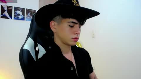 Snapshot of kiss_whitee chatting on September 23, 2025, 12:02 am kiss_whitee online show from September 23, 2025, 12:02 am