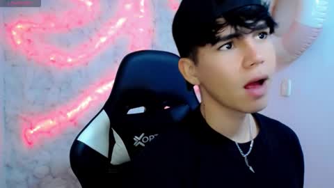 Snapshot of kiss_whitee chatting on October 1, 2025, 11:33 pm kiss_whitee online show from October 1, 2025, 11:33 pm