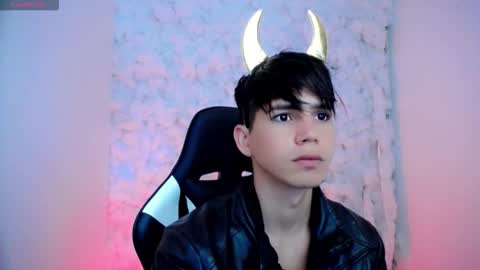 Snapshot of kiss_whitee chatting on October 19, 2025, 4:29 pm kiss_whitee online show from October 19, 2025, 4:29 pm